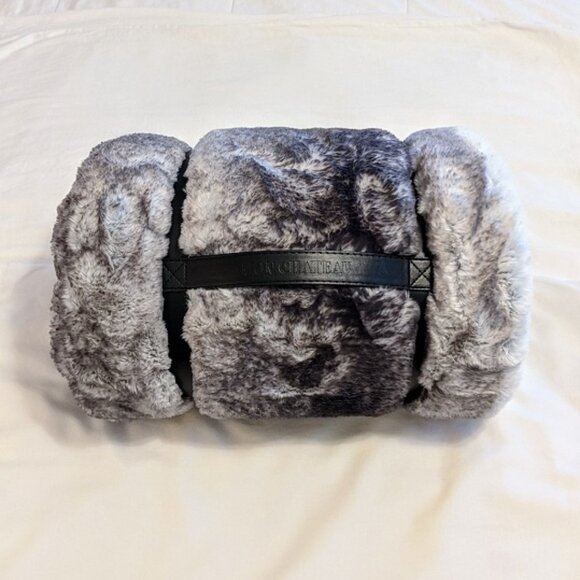Mon Chateau Luxury Faux Fur Throw, Reversible Grey 60" x 70" + Carry sack - New - Picture 3 of 16